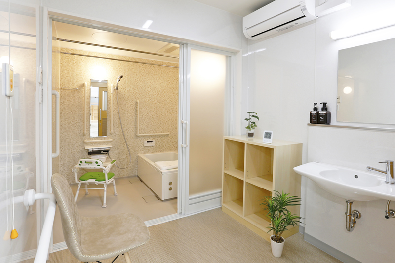 障がいデイサービスなでしこデイズ画像-車いすでも安心な入浴サービス